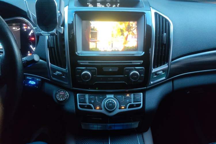 Used Haval H9 2017 2.0T Diesel 4x4 Luxury 7-Seater Audio And AC Panel