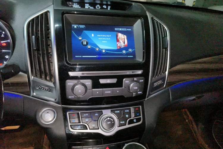 Used Haval H9 2017 2.0T Gasoline 4x4 Premium 5-Seater Audio And AC Panel
