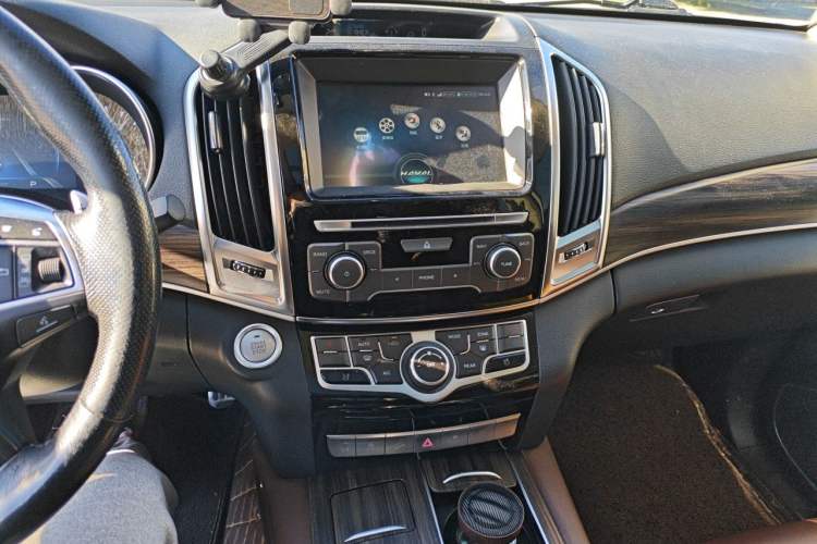 Used Haval H9 2017 2.0T Gasoline 4x4 Prestige Model 7 Seats Audio And AC Panel
