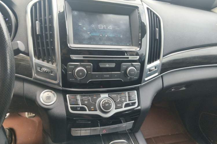 Used Haval H9 2017 2.0T Gasoline 4x4 Luxury 7-Seater Audio And AC Panel