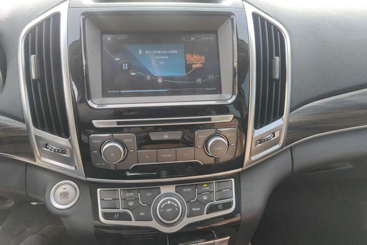 Used Haval H9 2017 2.0T Gasoline 4x4 Prestige Model 7 Seats Audio And AC Panel
