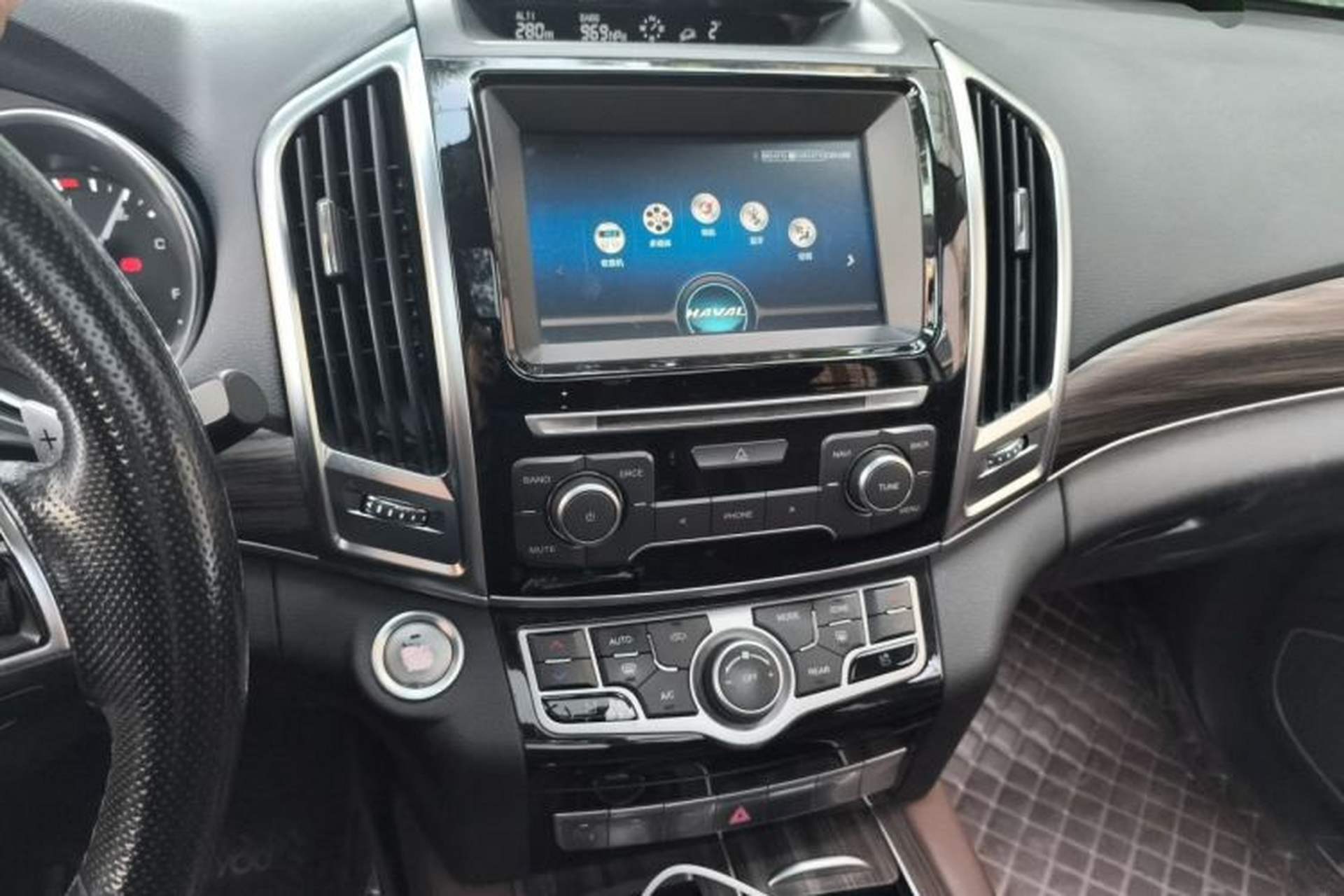 Used Haval H9 2017 2.0T Gasoline 4x4 Premium 5-Seater Audio And AC Panel
