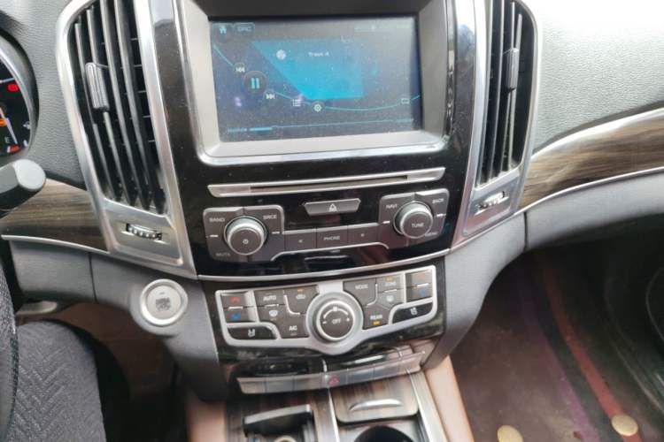 Used Haval H9 2017 2.0T Gasoline 4x4 Luxury 7-Seater Audio And AC Panel
