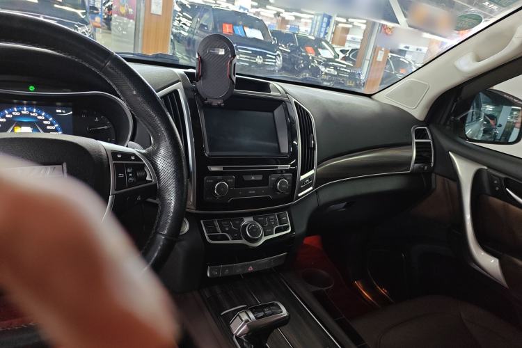 Used Haval H9 2017 2.0T Gasoline 4x4 Luxury 7-Seater Center Console