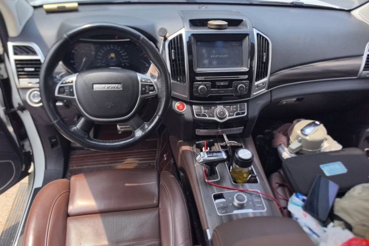 Used Haval H9 2017 2.0T Gasoline 4x4 Prestige Model 7 Seats Center Console