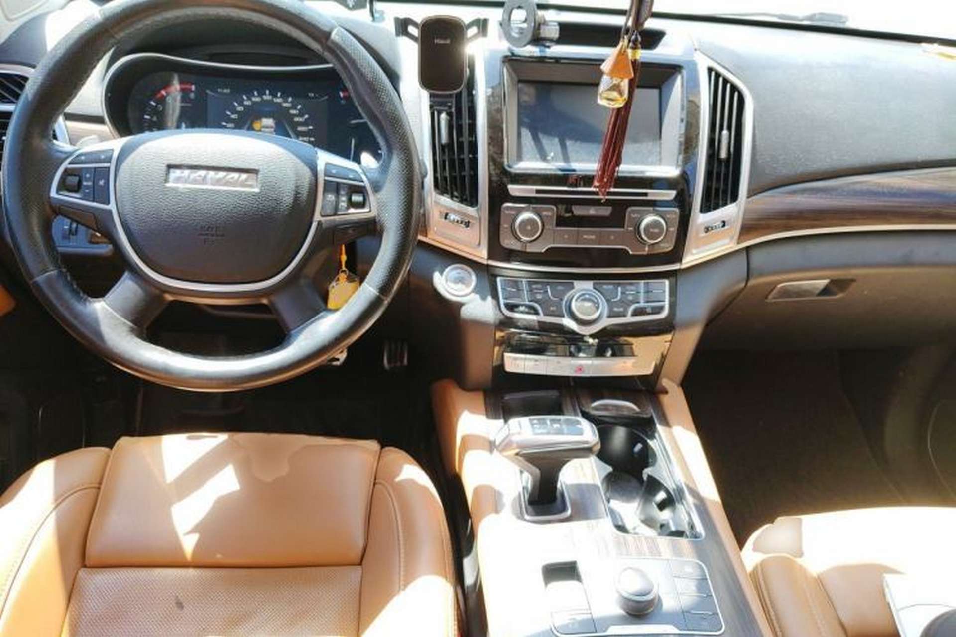 Used Haval H9 2017 2.0T Gasoline 4x4 Premium 5-Seater Center Console