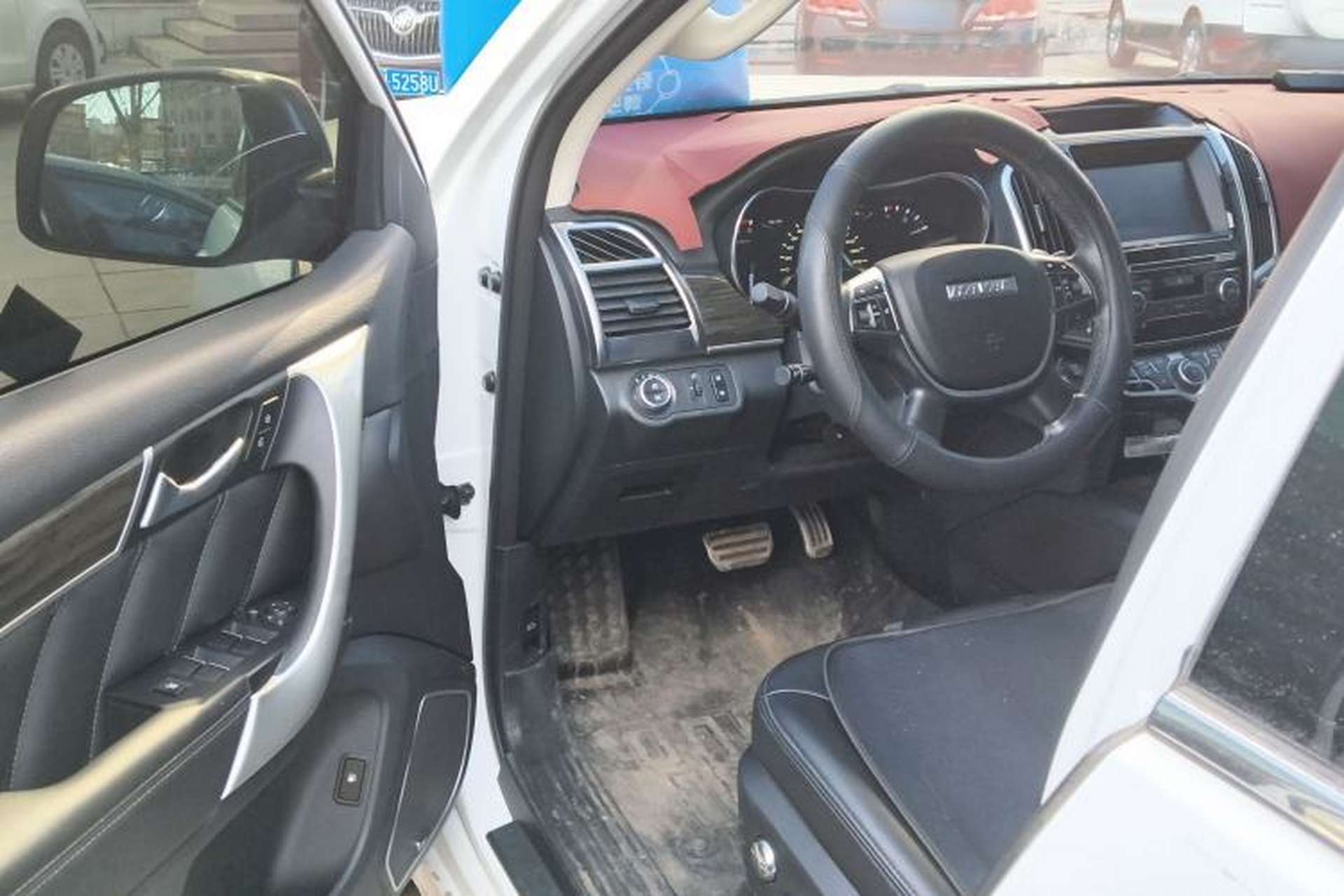 Used Haval H9 2017 2.0T Gasoline 4x4 Luxury 7-Seater Driver Seat