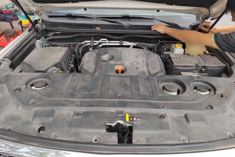 Used Haval H9 2017 2.0T Gasoline 4x4 Prestige Model 7 Seats Engine Bay
