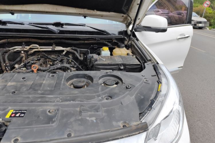 Used Haval H9 2017 2.0T Gasoline 4x4 Premium 5-Seater Engine Bay Left
