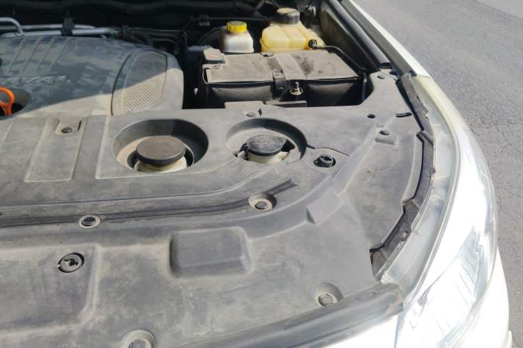 Used Haval H9 2017 2.0T Gasoline 4x4 Luxury 7-Seater Engine Bay Left
