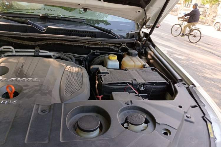 Used Haval H9 2017 2.0T Gasoline 4x4 Premium 5-Seater Engine Bay Left