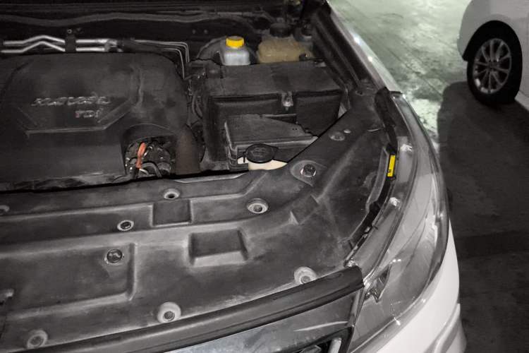 Used Haval H9 2017 2.0T Diesel 4x4 Premium 5-Seater Engine Bay Left