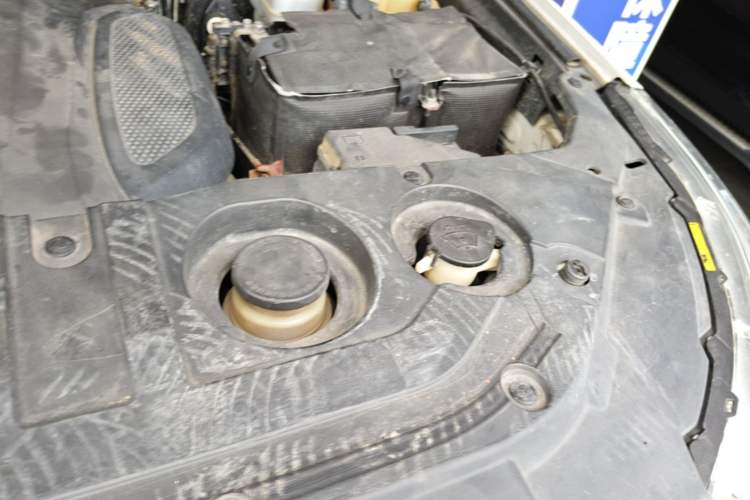 Used Haval H9 2017 2.0T Gasoline 4x4 Luxury 7-Seater Engine Bay Left