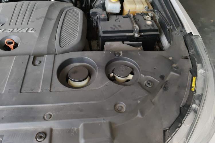 Used Haval H9 2017 2.0T Gasoline 4x4 Premium 5-Seater Engine Bay Left