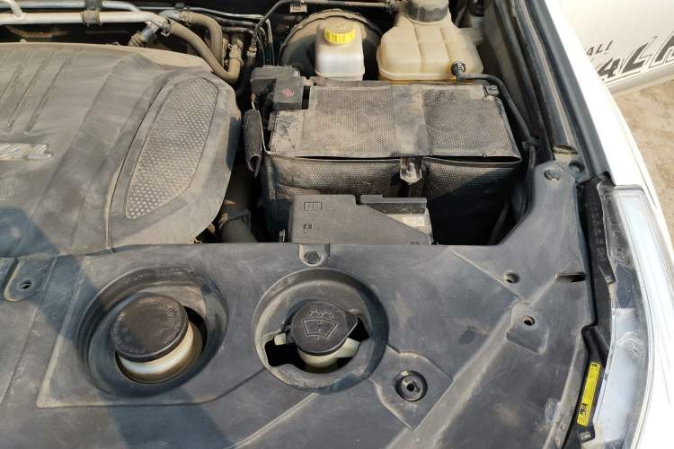 Used Haval H9 2017 2.0T Gasoline 4x4 Premium 5-Seater Engine Bay Left