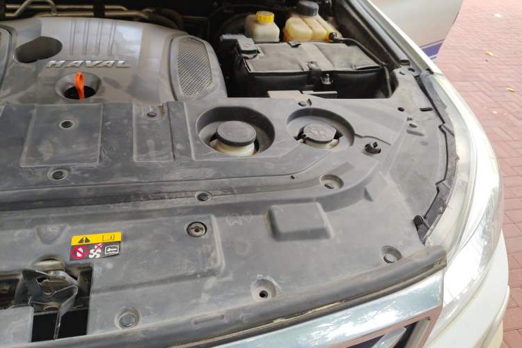 Used Haval H9 2017 2.0T Gasoline 4x4 Prestige Model 7 Seats Engine Bay Left