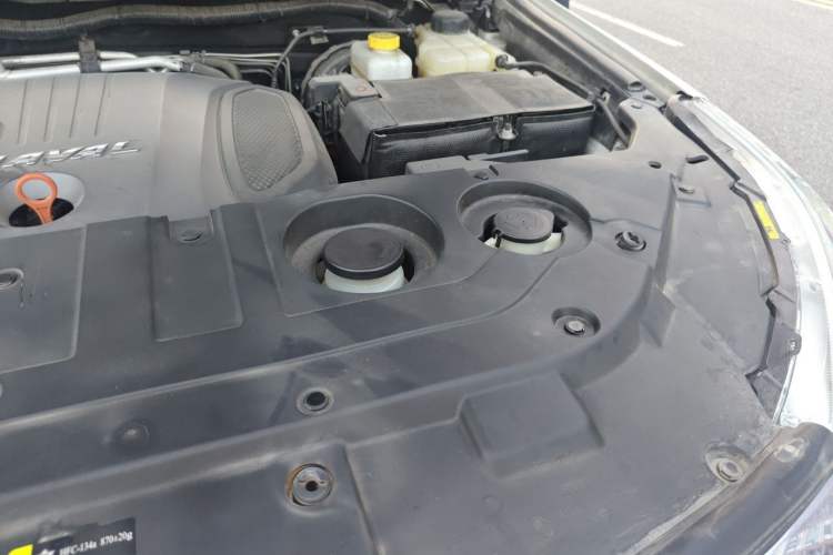 Used Haval H9 2017 2.0T Gasoline 4x4 Luxury 7-Seater Engine Bay Left