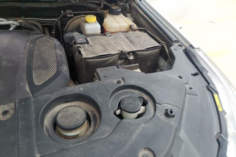 Used Haval H9 2017 2.0T Gasoline 4x4 Luxury 7-Seater Engine Bay Left