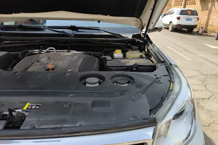 Used Haval H9 2017 2.0T Gasoline 4x4 Luxury 7-Seater Engine Bay Left