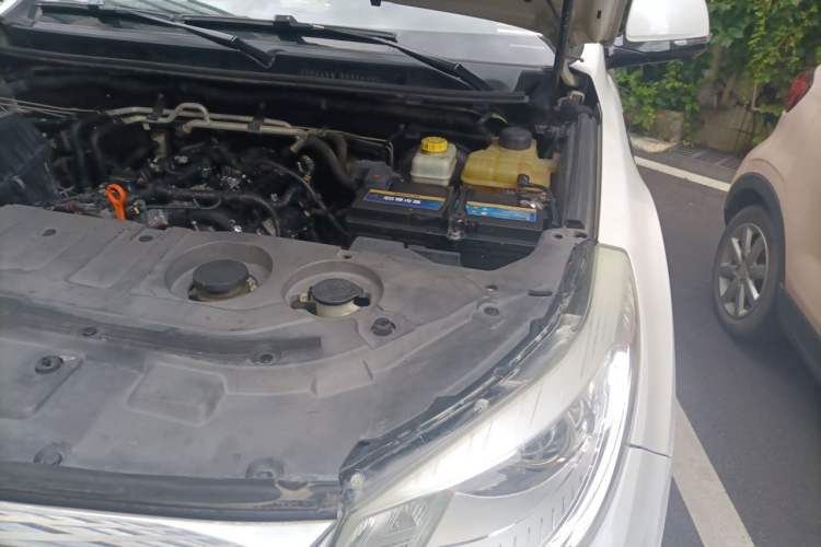 Used Haval H9 2017 2.0T Gasoline 4x4 Luxury 7-Seater Engine Bay Left