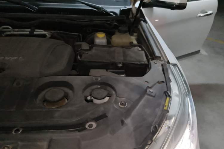 Used Haval H9 2017 2.0T Gasoline 4x4 Premium 5-Seater Engine Bay Left