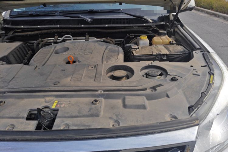 Used Haval H9 2017 2.0T Gasoline 4x4 Premium 5-Seater Engine Bay Left