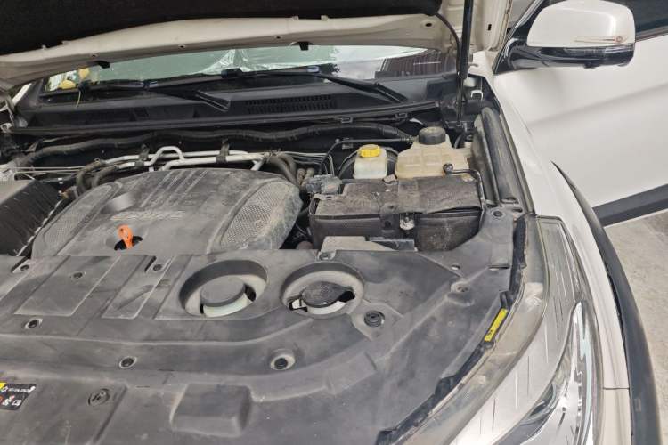 Used Haval H9 2017 2.0T Gasoline 4x4 Premium 5-Seater Engine Bay Left