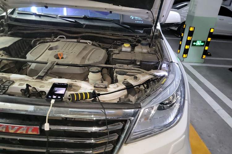 Used Haval H9 2017 2.0T Gasoline 4x4 Premium 5-Seater Engine Bay Left