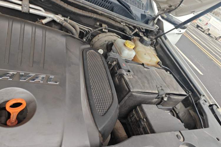 Used Haval H9 2017 2.0T Gasoline 4x4 Luxury 7-Seater Engine Bay Left