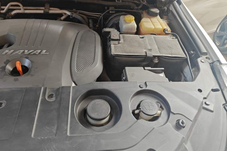 Used Haval H9 2017 2.0T Gasoline 4x4 Luxury 7-Seater Engine Bay Left