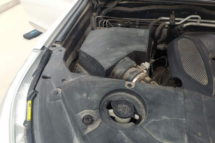 Used Haval H9 2017 2.0T Gasoline 4x4 Luxury 7-Seater Engine Bay Right