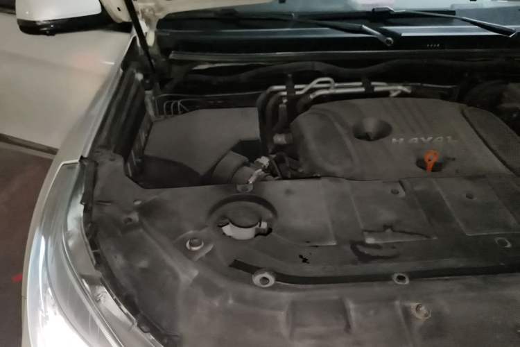 Used Haval H9 2017 2.0T Gasoline 4x4 Premium 5-Seater Engine Bay Right