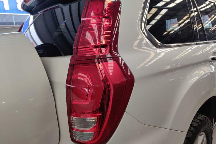Used Haval H9 2017 2.0T Gasoline 4x4 Premium 5-Seater Exterior 6