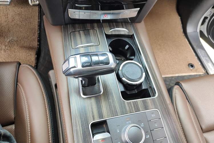 Used Haval H9 2017 2.0T Gasoline 4x4 Premium 5-Seater Gear Lever