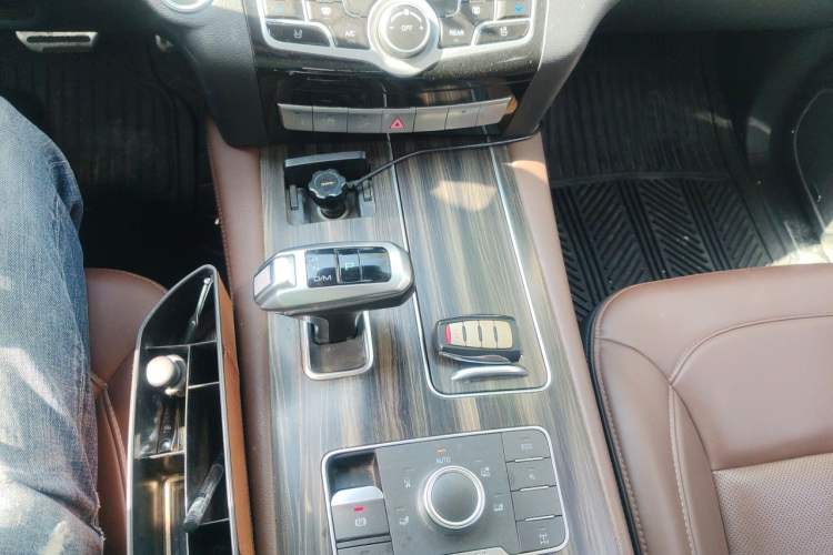 Used Haval H9 2017 2.0T Gasoline 4x4 Luxury 7-Seater Gear Lever
