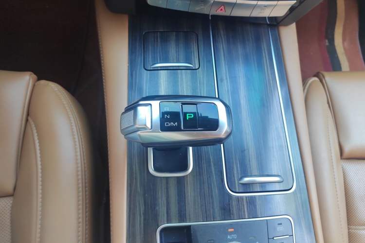 Used Haval H9 2017 2.0T Gasoline 4x4 Premium 5-Seater Gear Lever