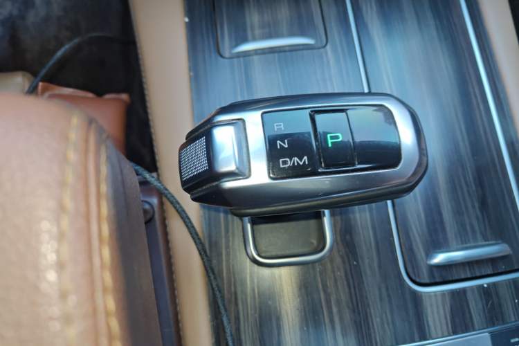 Used Haval H9 2017 2.0T Gasoline 4x4 Premium 5-Seater Gear Lever