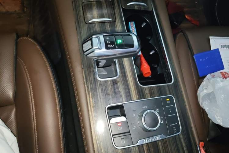Used Haval H9 2017 2.0T Gasoline 4x4 Premium 5-Seater Gear Lever