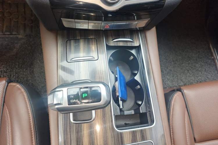 Used Haval H9 2017 2.0T Diesel 4x4 Premium 5-Seater Gear Lever