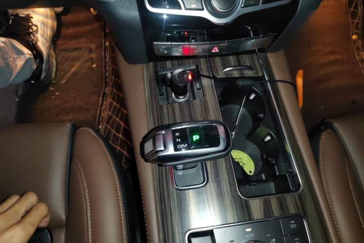Used Haval H9 2017 2.0T Gasoline 4x4 Premium 5-Seater Gear Lever