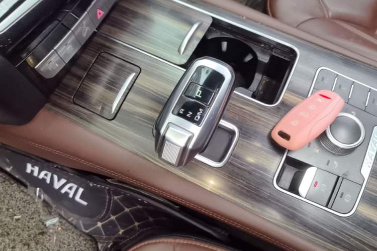 Used Haval H9 2017 2.0T Gasoline 4x4 Luxury 7-Seater Gear Lever