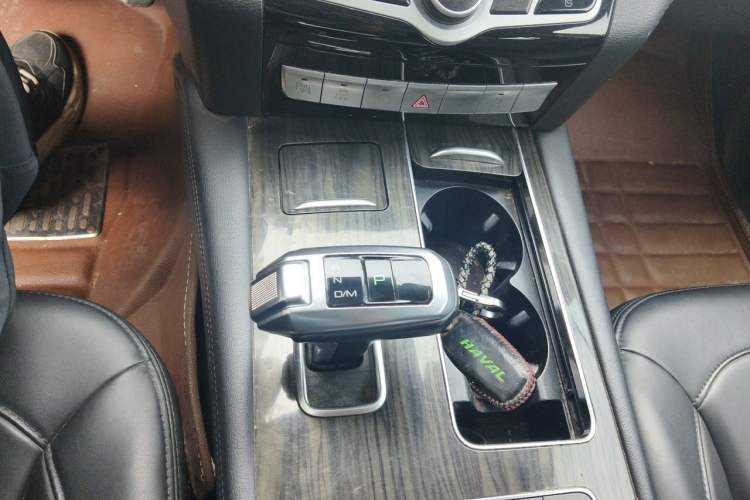 Used Haval H9 2017 2.0T Gasoline 4x4 Luxury 7-Seater Gear Lever