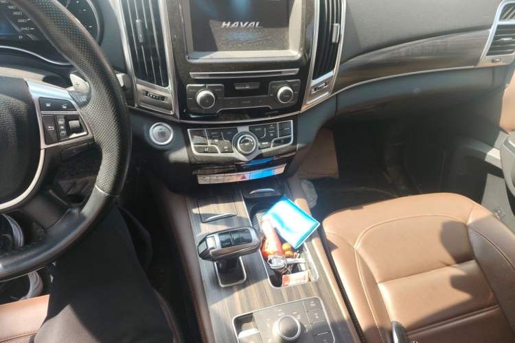 Used Haval H9 2017 2.0T Gasoline 4x4 Luxury 7-Seater Gear Lever