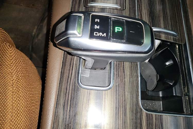 Used Haval H9 2017 2.0T Gasoline 4x4 Premium 5-Seater Gear Lever