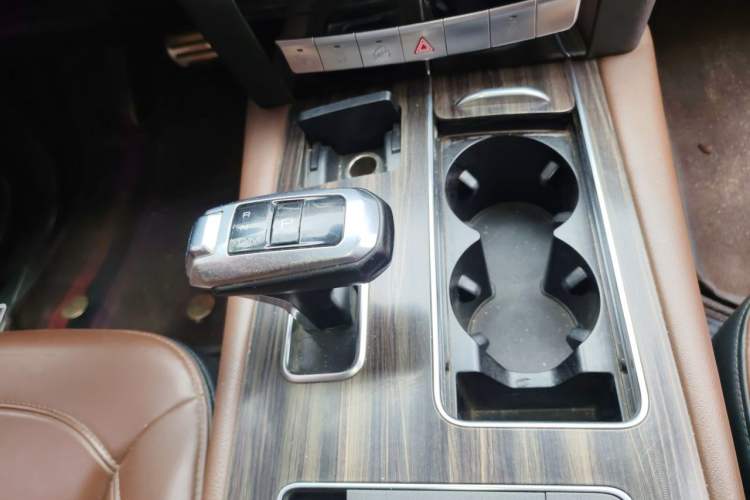 Used Haval H9 2017 2.0T Gasoline 4x4 Luxury 7-Seater Gear Lever