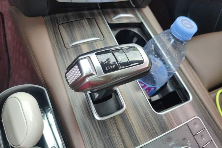Used Haval H9 2017 2.0T Diesel 4x4 Premium 5-Seater Gear Lever