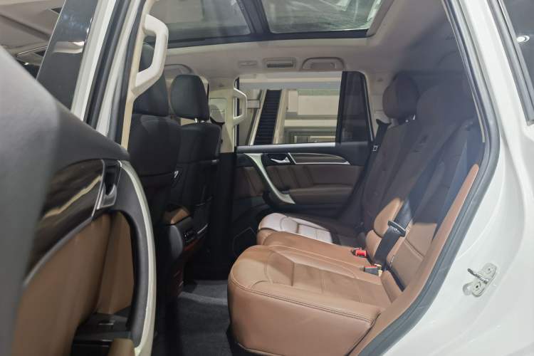 Used Haval H9 2017 2.0T Gasoline 4x4 Premium 5-Seater Interior 1