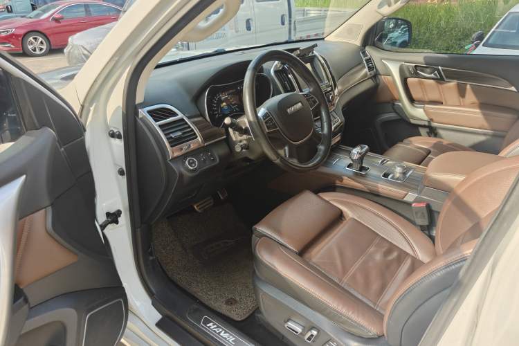 Used Haval H9 2017 2.0T Gasoline 4x4 Premium 5-Seater Interior 1