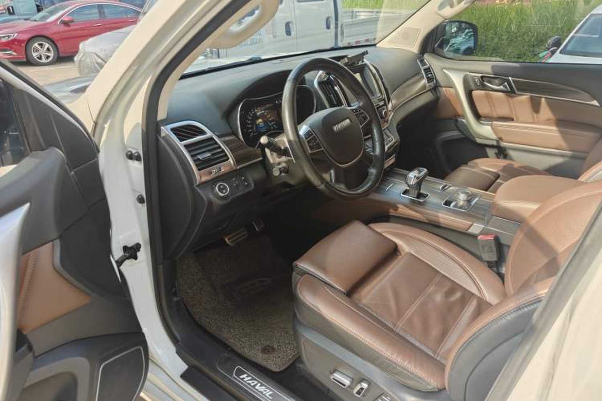 Used Haval H9 2017 2.0T Gasoline 4x4 Premium 5-Seater Interior 1