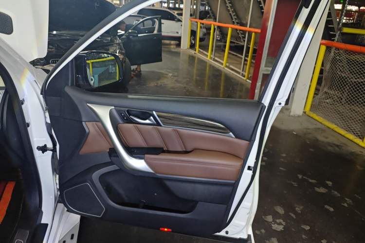 Used Haval H9 2017 2.0T Diesel 4x4 Comfort Edition 5 Seats Interior 1